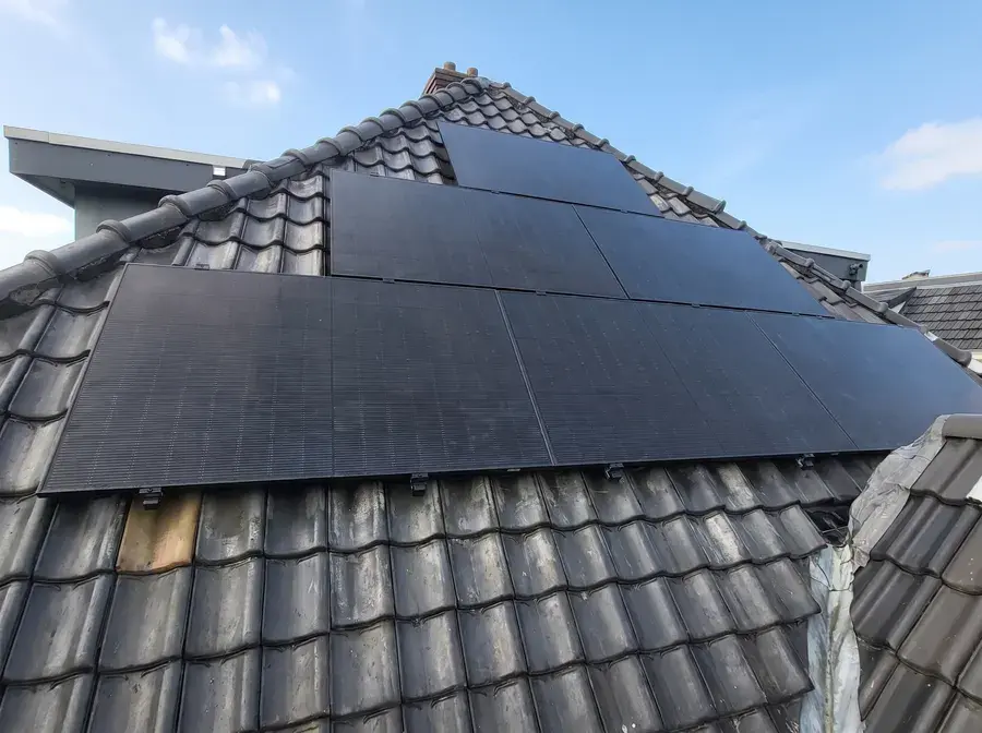 Full-black zonnepanelen op een pannendak in Breda