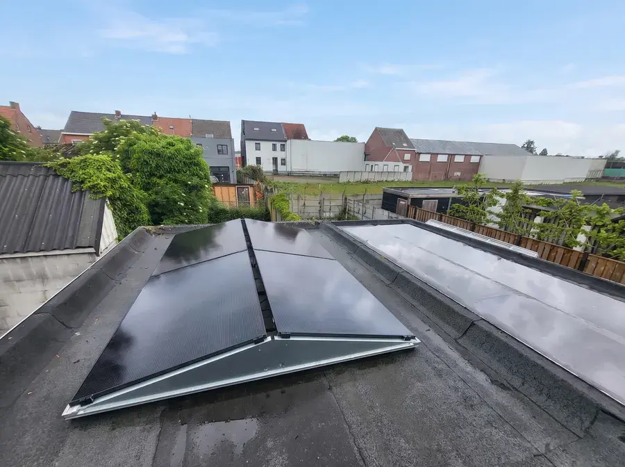 Zonnepanelen op oost-west-opstelling op een plat dak in Breda