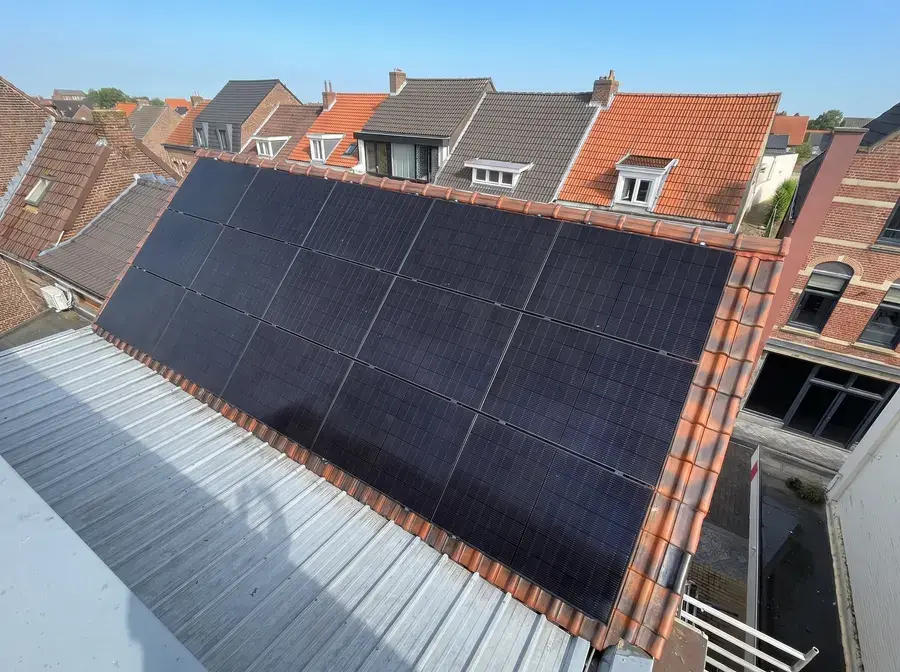Rij zonnepanelen op een schuin dak in Sittard