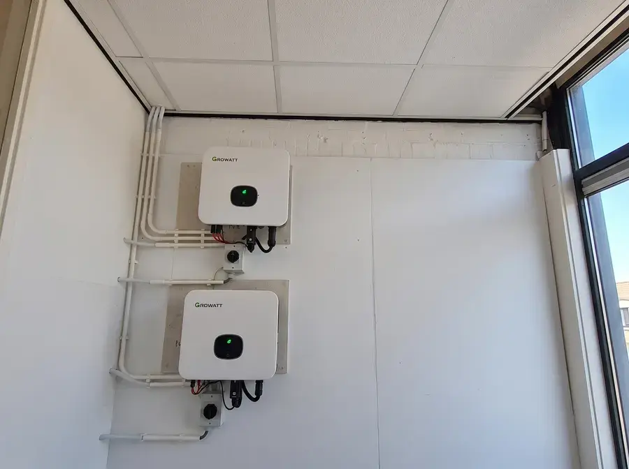 Twee Growatt-omvormers netjes aan de wand gemonteerd