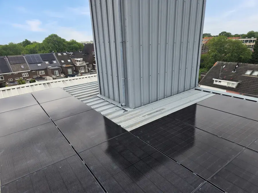 Close-up van een zwart zonnepaneel met montageklem