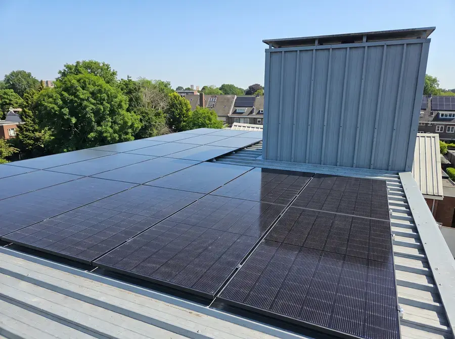 Panelenveld op een plat dak in Sittard