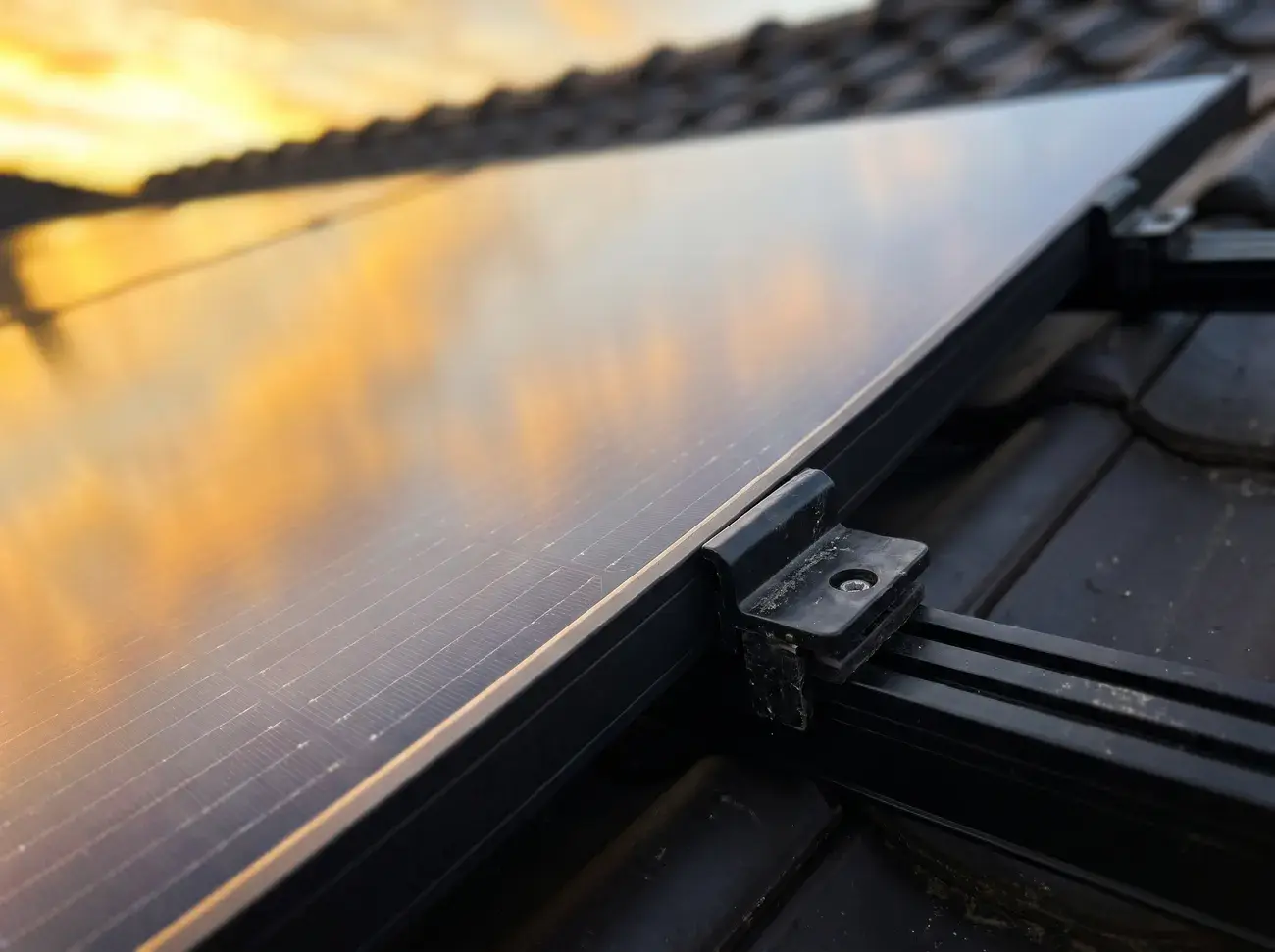 Detail van een DMEGC glas-glas zonnepaneel met zwart frame op een Nederlands dak